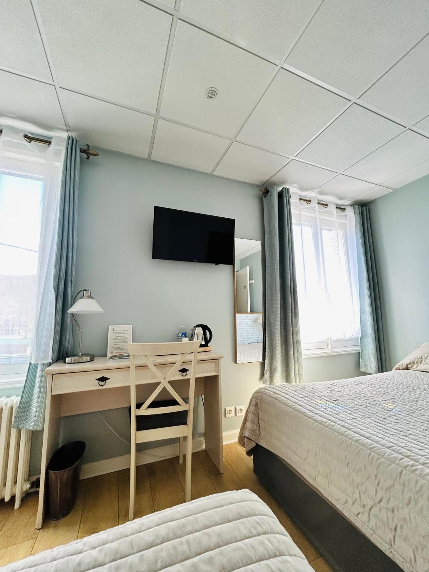 Logis Hotel L'Ayguelade Bielle Bagian luar foto