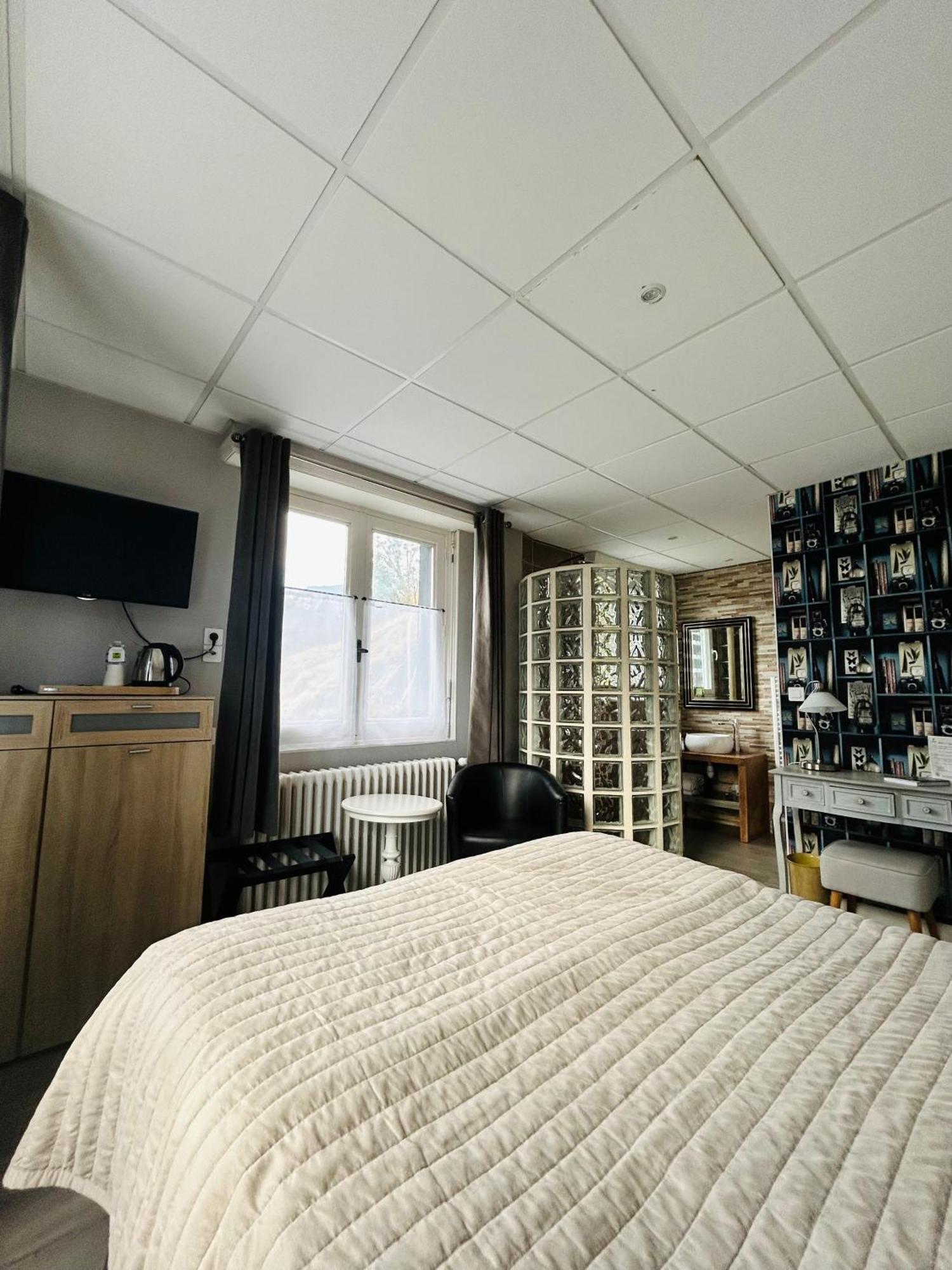 Logis Hotel L'Ayguelade Bielle Bagian luar foto