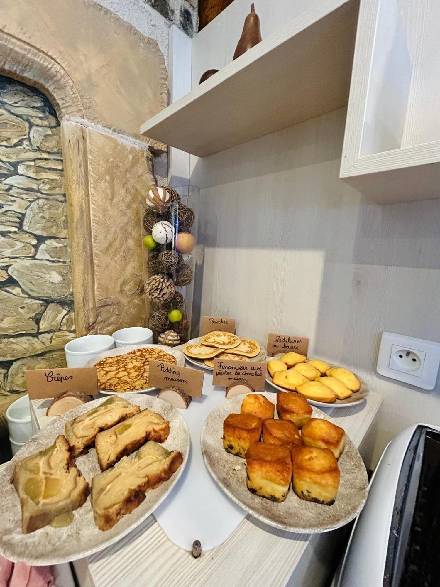 Logis Hotel L'Ayguelade Bielle Bagian luar foto