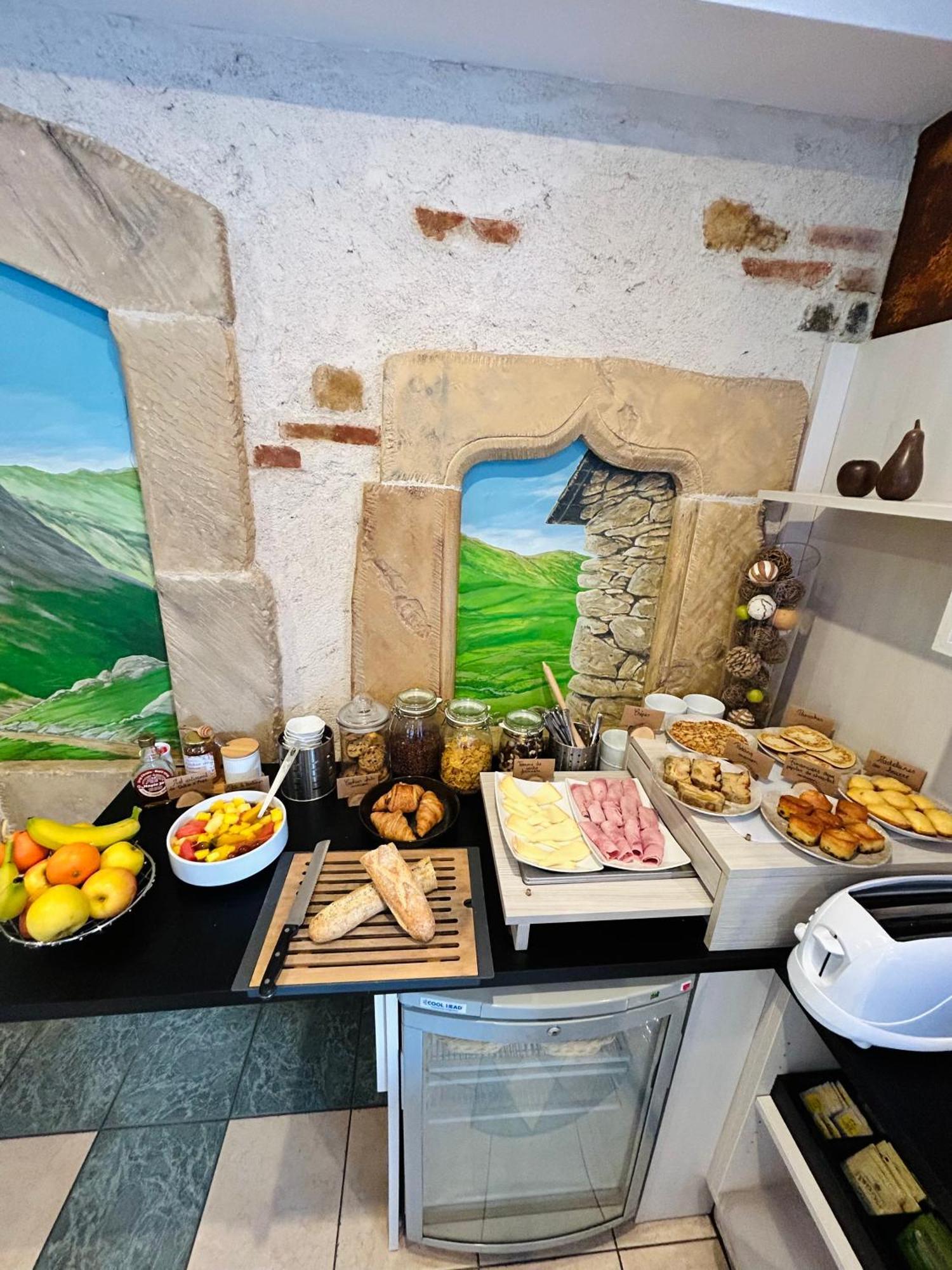 Logis Hotel L'Ayguelade Bielle Bagian luar foto
