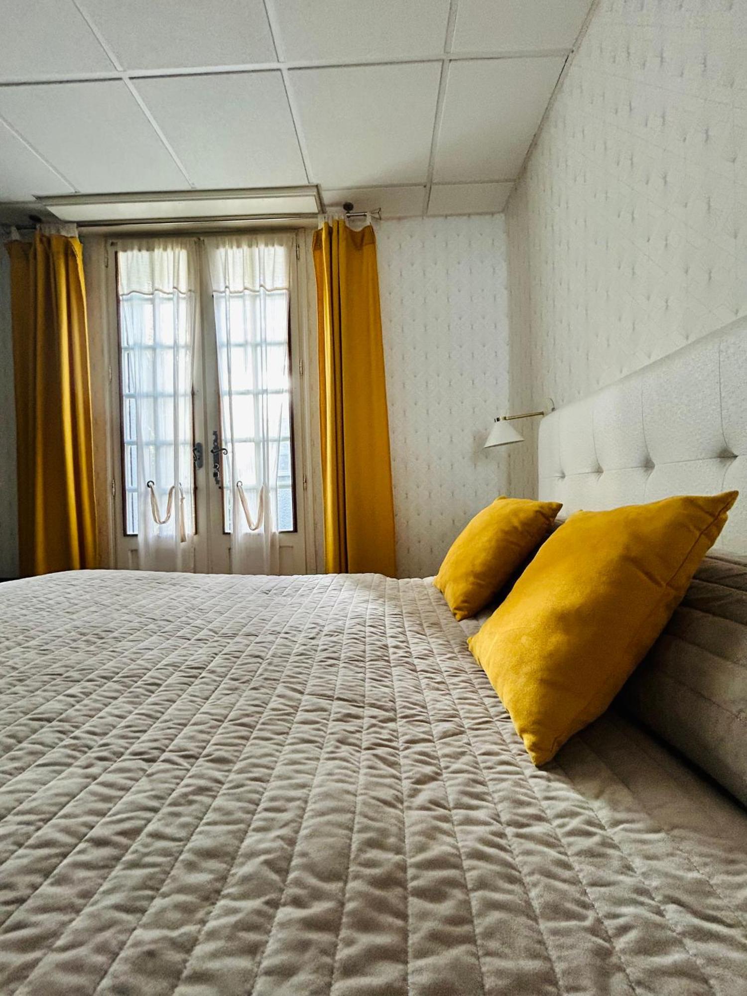 Logis Hotel L'Ayguelade Bielle Bagian luar foto