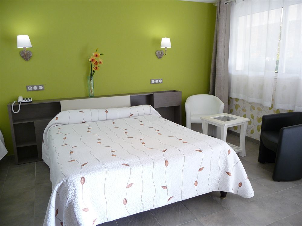 Logis Hotel L'Ayguelade Bielle Bagian luar foto