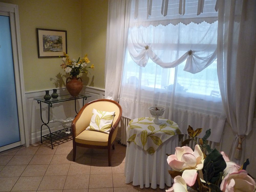 Logis Hotel L'Ayguelade Bielle Bagian luar foto