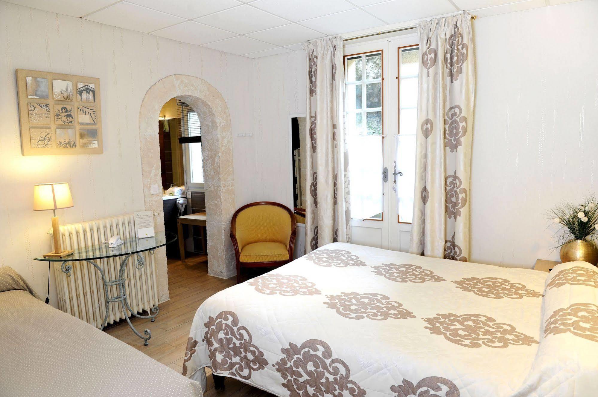 Logis Hotel L'Ayguelade Bielle Bagian luar foto