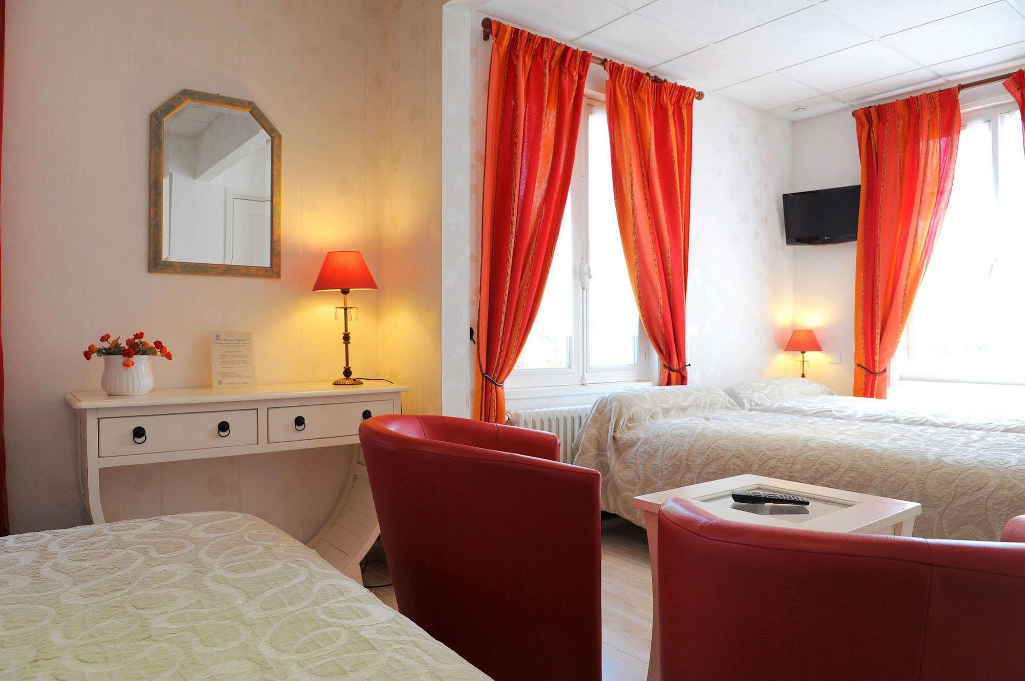 Logis Hotel L'Ayguelade Bielle Bagian luar foto