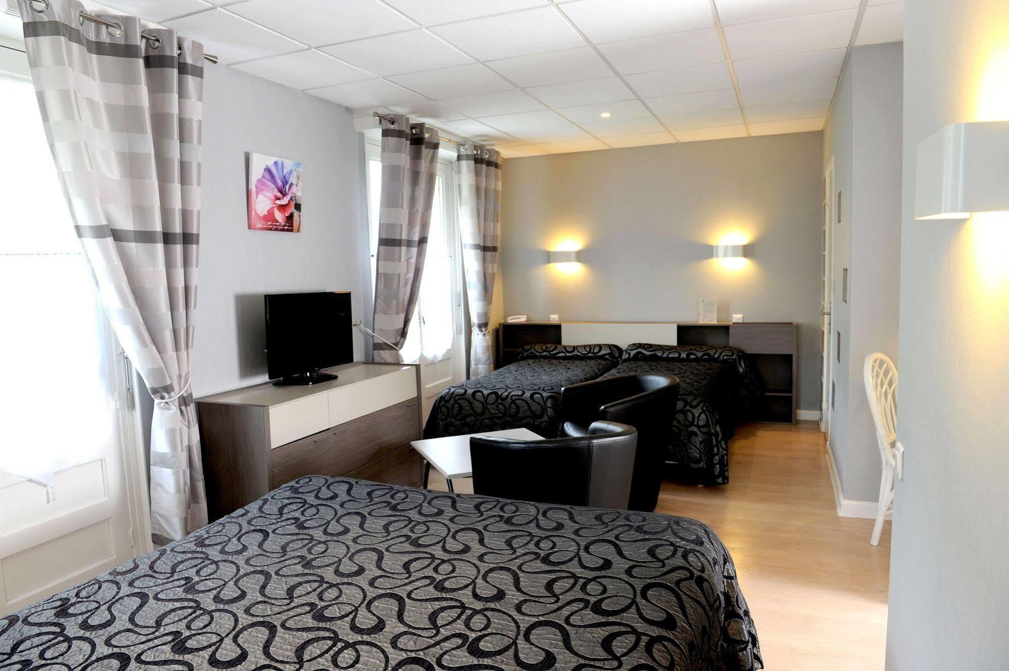 Logis Hotel L'Ayguelade Bielle Bagian luar foto