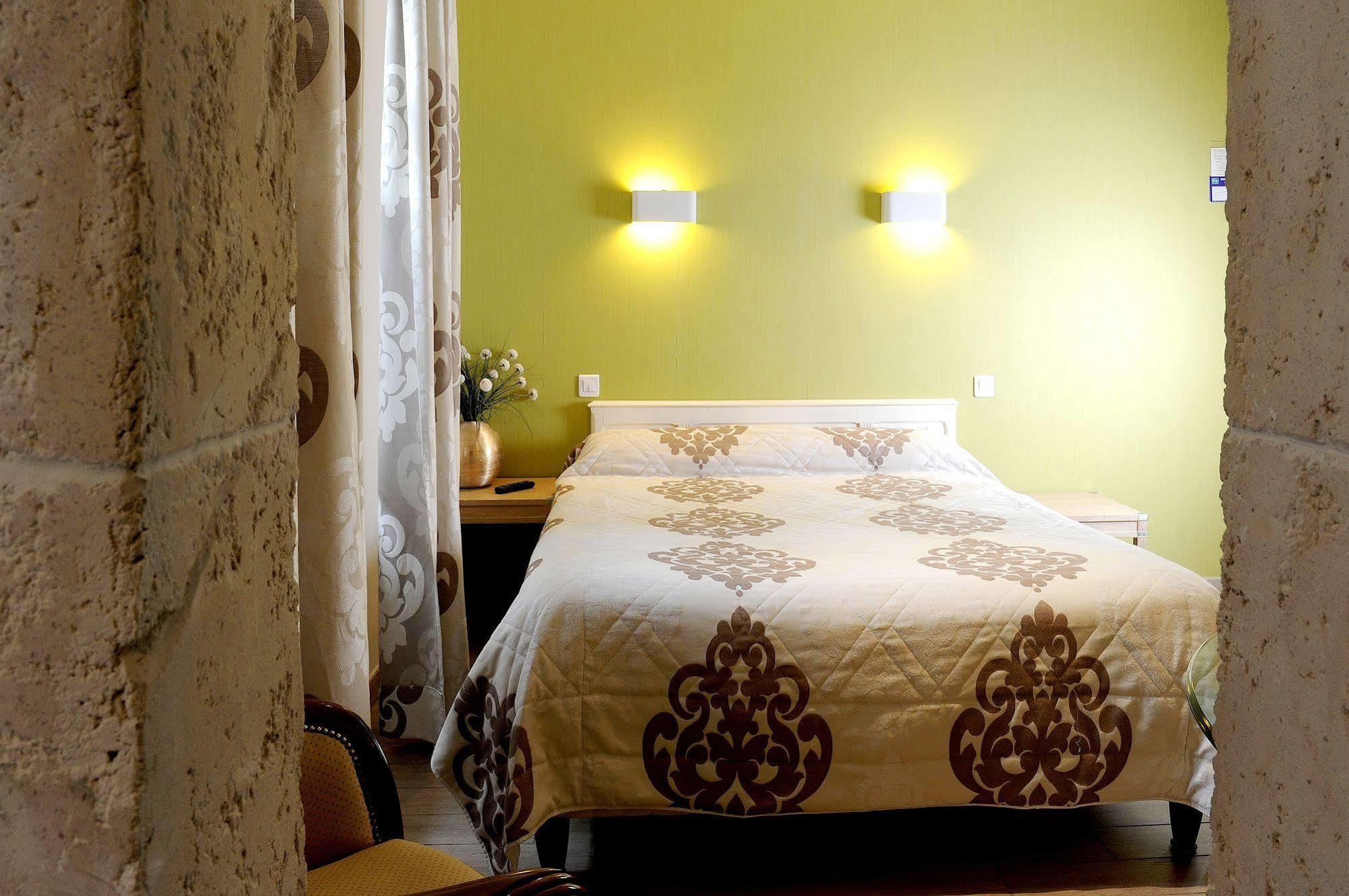 Logis Hotel L'Ayguelade Bielle Bagian luar foto