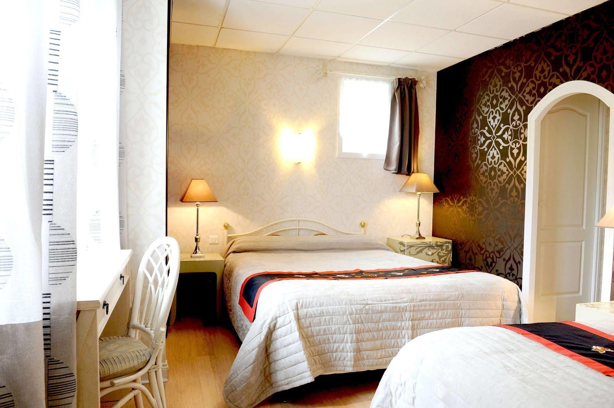 Logis Hotel L'Ayguelade Bielle Bagian luar foto