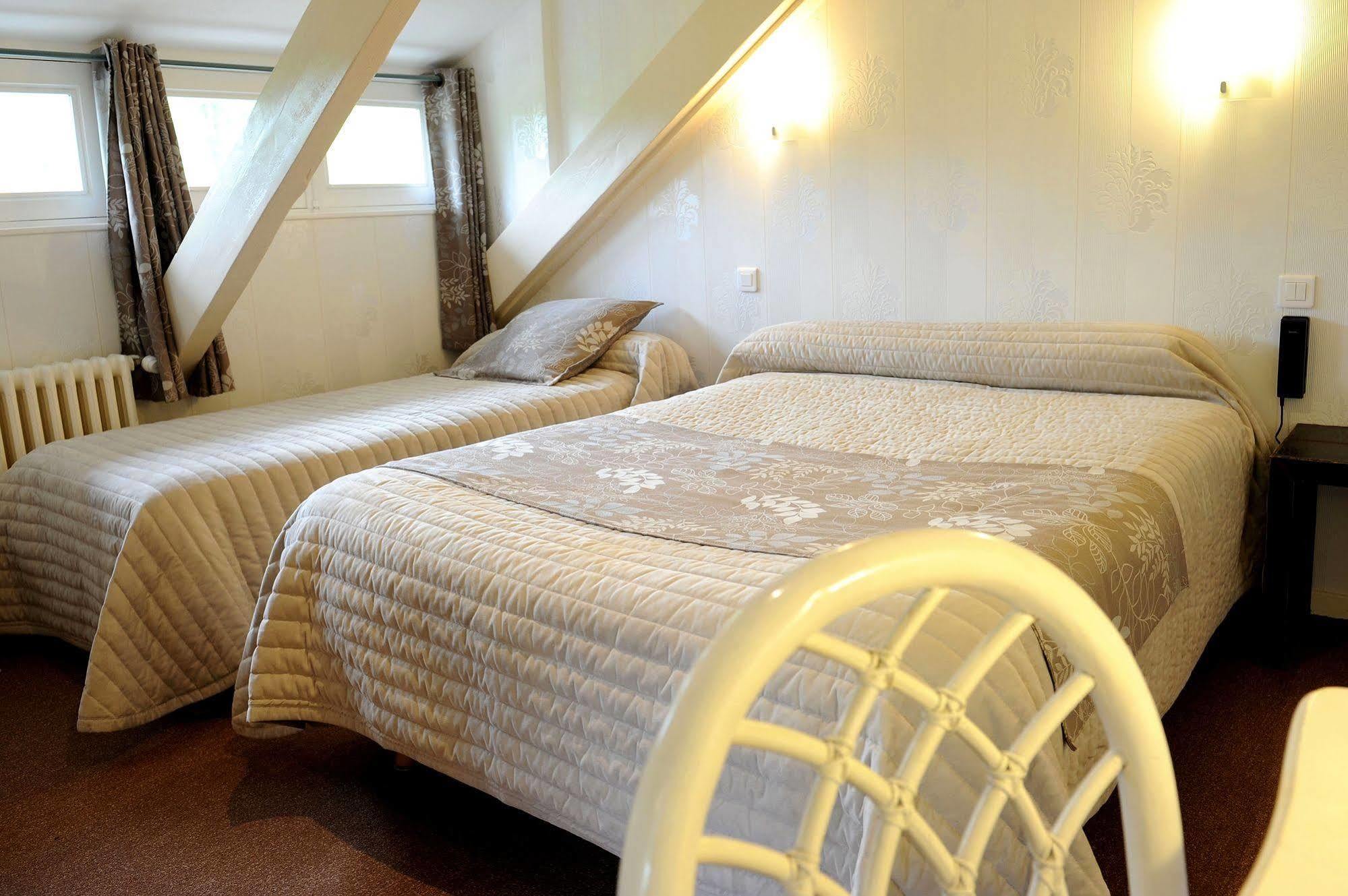 Logis Hotel L'Ayguelade Bielle Bagian luar foto
