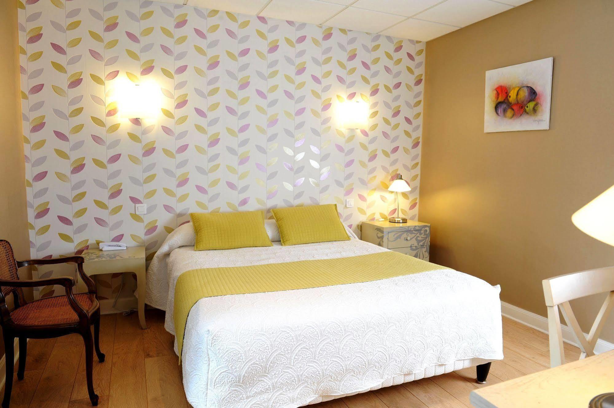 Logis Hotel L'Ayguelade Bielle Bagian luar foto