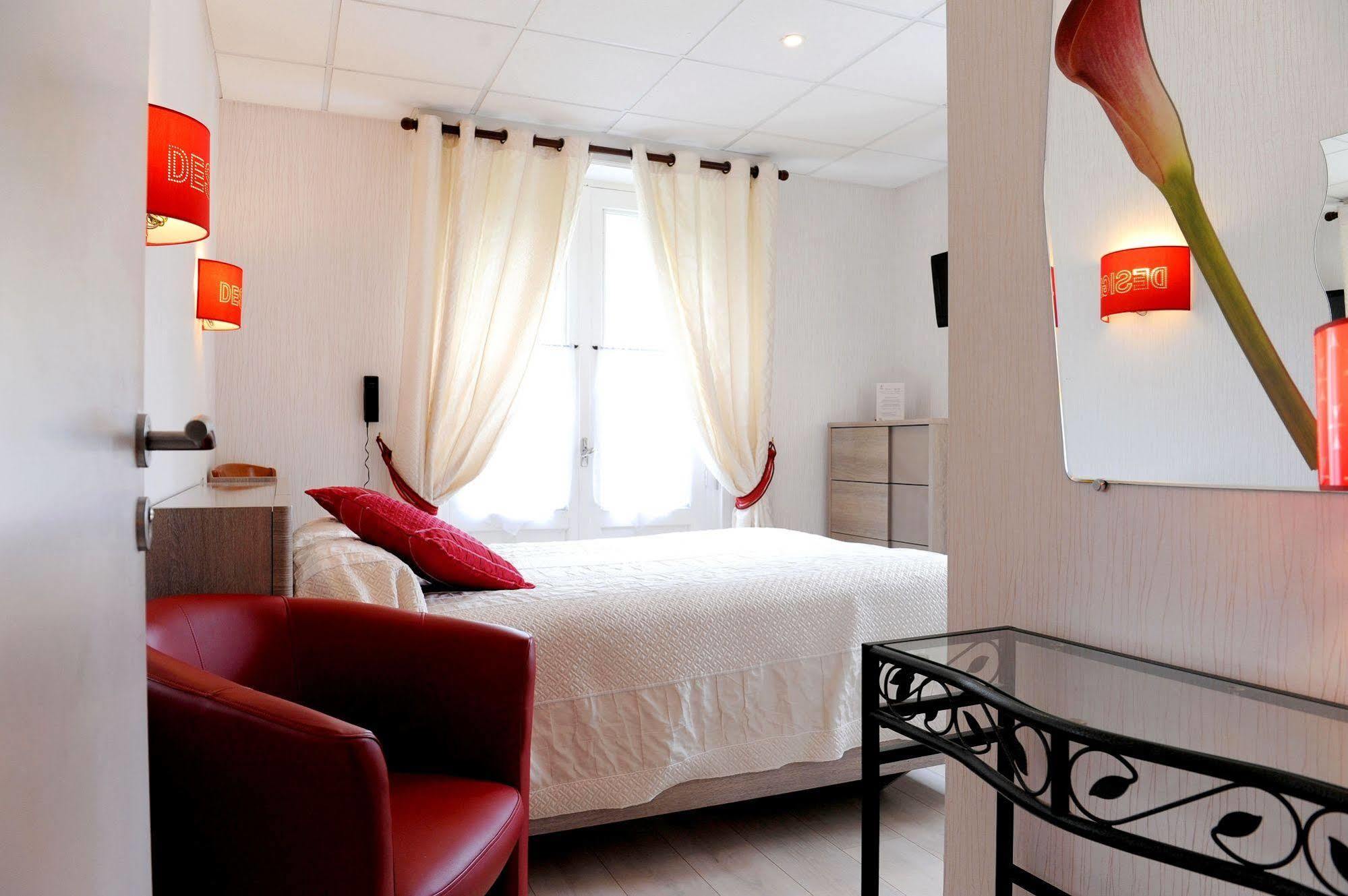 Logis Hotel L'Ayguelade Bielle Bagian luar foto
