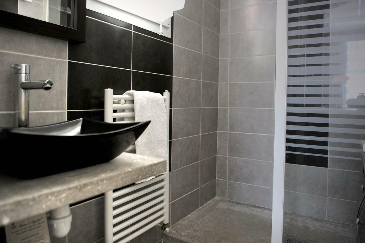Logis Hotel L'Ayguelade Bielle Bagian luar foto