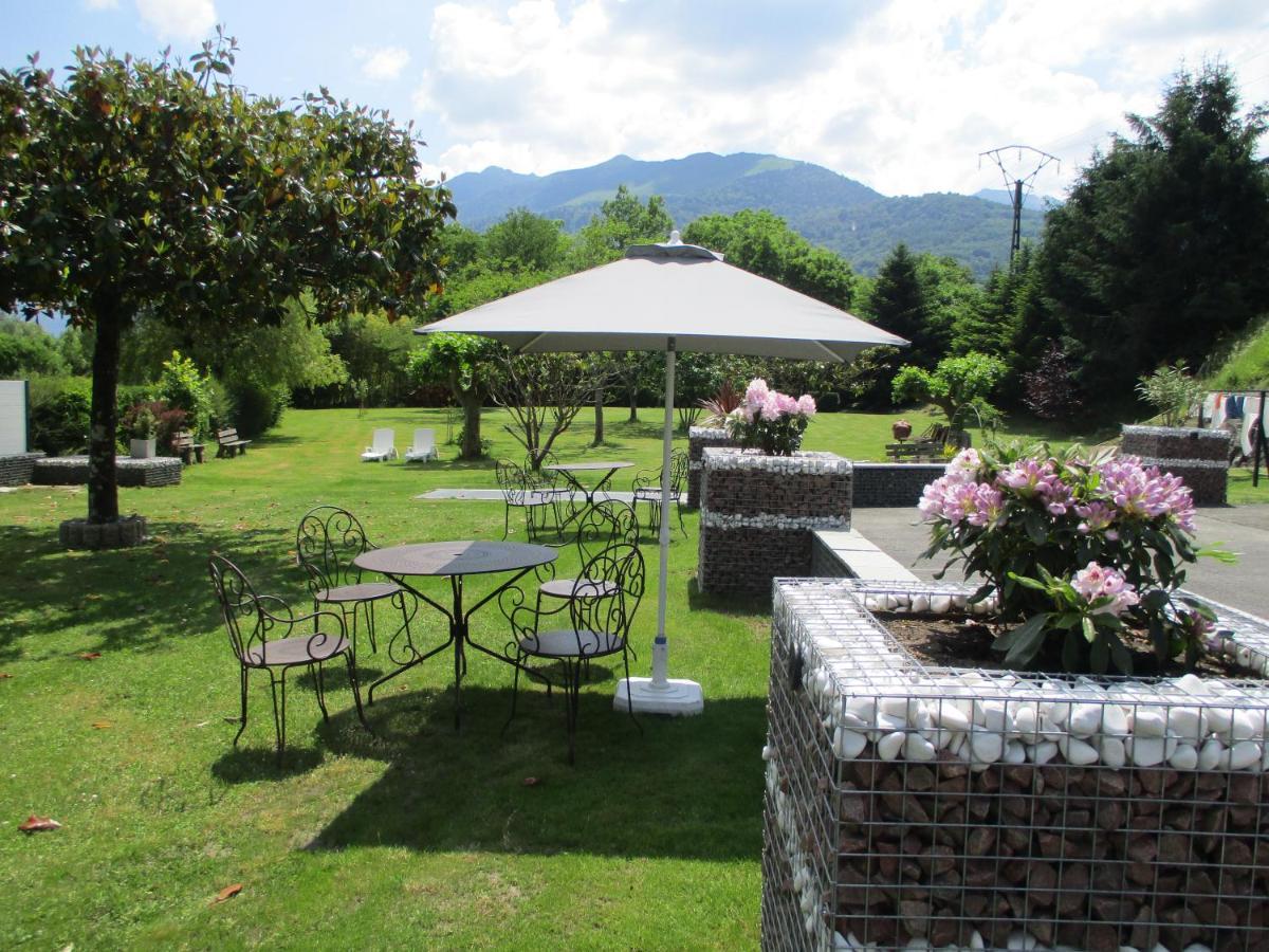 Logis Hotel L'Ayguelade Bielle Bagian luar foto