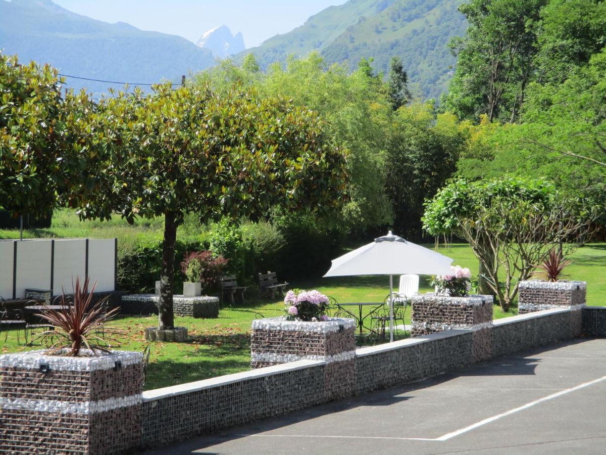 Logis Hotel L'Ayguelade Bielle Bagian luar foto